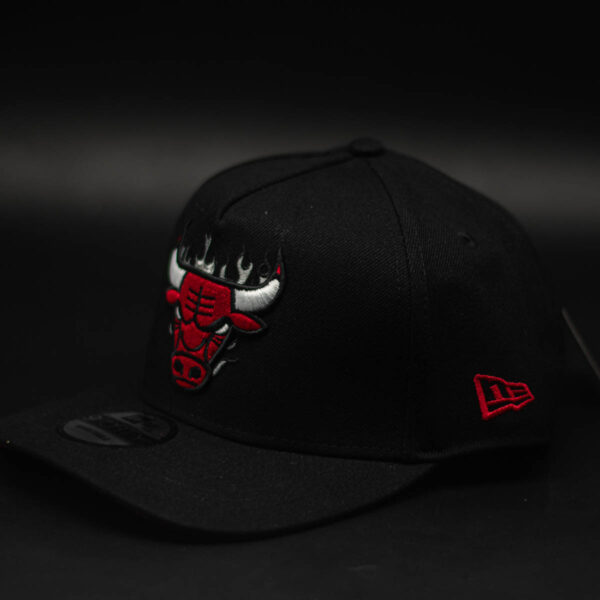 NEW ERA 9FORTY NBA CHICAGO BULLS FLAME E-FRAME BLACK - Imagen 3