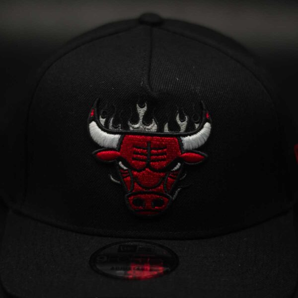 NEW ERA 9FORTY NBA CHICAGO BULLS FLAME E-FRAME BLACK - Imagen 2
