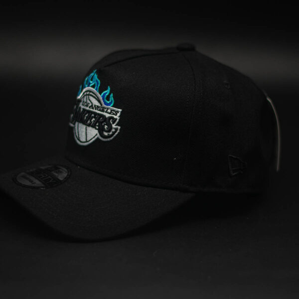 NEW ERA 9FORTY A-FRAME NBA LOS ANGELES LAKERS "310 Area Code" BLUE FLAME - Imagen 4