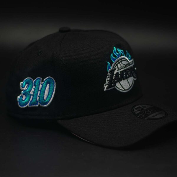 NEW ERA 9FORTY A-FRAME NBA LOS ANGELES LAKERS "310 Area Code" BLUE FLAME - Imagen 3