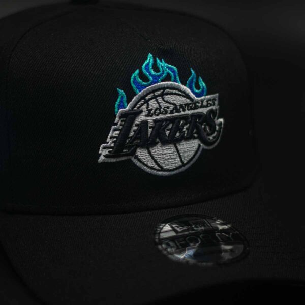 NEW ERA 9FORTY A-FRAME NBA LOS ANGELES LAKERS "310 Area Code" BLUE FLAME - Imagen 2