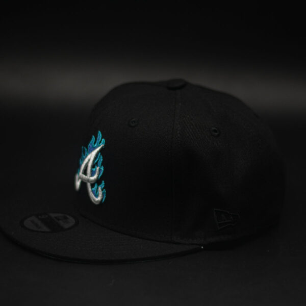 NEW ERA 9FIFTY MLB ATLANTA BRAVES WORLD SERIES 1999 FLAME - Imagen 4
