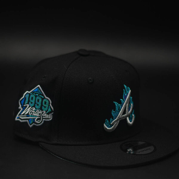 NEW ERA 9FIFTY MLB ATLANTA BRAVES WORLD SERIES 1999 FLAME - Imagen 3