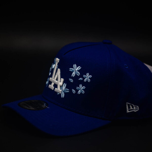 NEW ERA 9FORTY A-FRAME MLB LOS ANGELES DODGERS TOKYO SERIES ROYAL FLORAL - Imagen 4