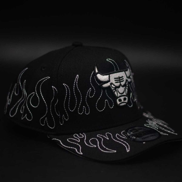 NEW ERA 9FORTY A-FRAME NBA CHICAGO BULLS "OUTLINE FLAMES" - Imagen 3
