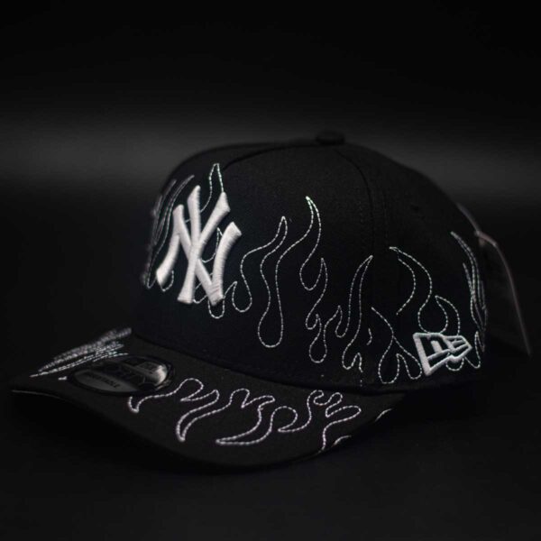 NEW ERA 9FORTY A-FRAME MLB NEW YORK YANKEES "OUTLINE FLAMES" - Imagen 4