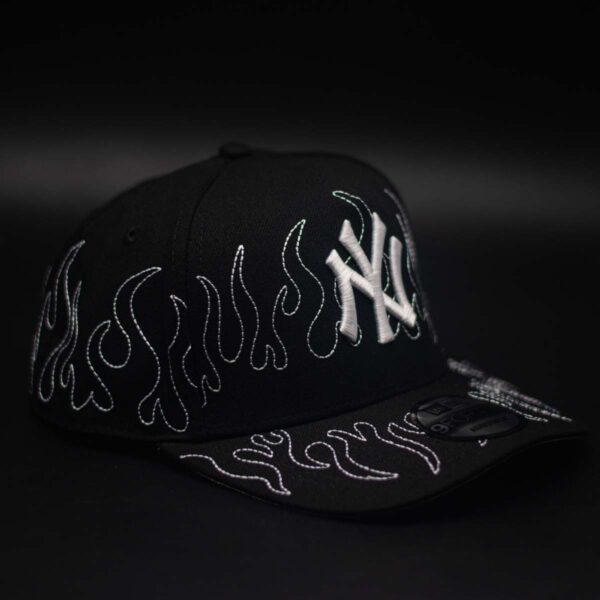 NEW ERA 9FORTY A-FRAME MLB NEW YORK YANKEES "OUTLINE FLAMES" - Imagen 3