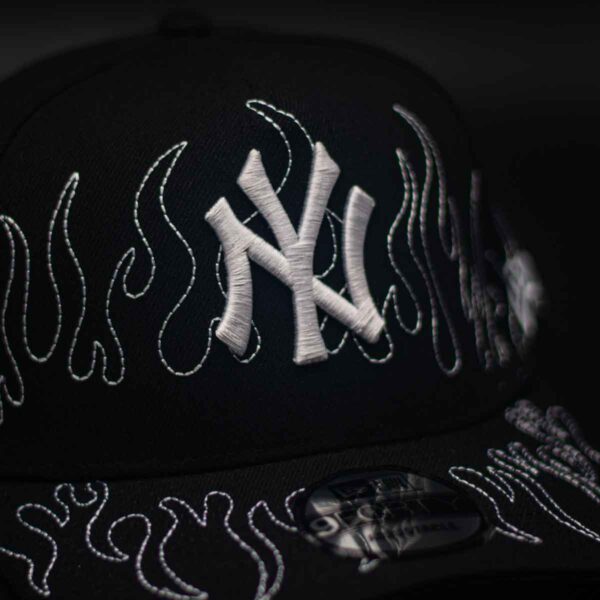 NEW ERA 9FORTY A-FRAME MLB NEW YORK YANKEES "OUTLINE FLAMES" - Imagen 2