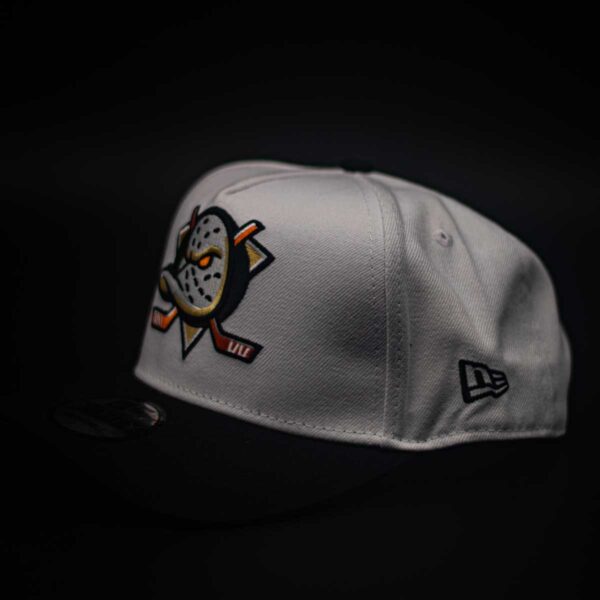 NEW ERA 9FORTY A-FRAME NHL ANAHEIM DUCKS 30TH ANNIVERSARY CHROME TWO TONE EDITION - Imagen 4
