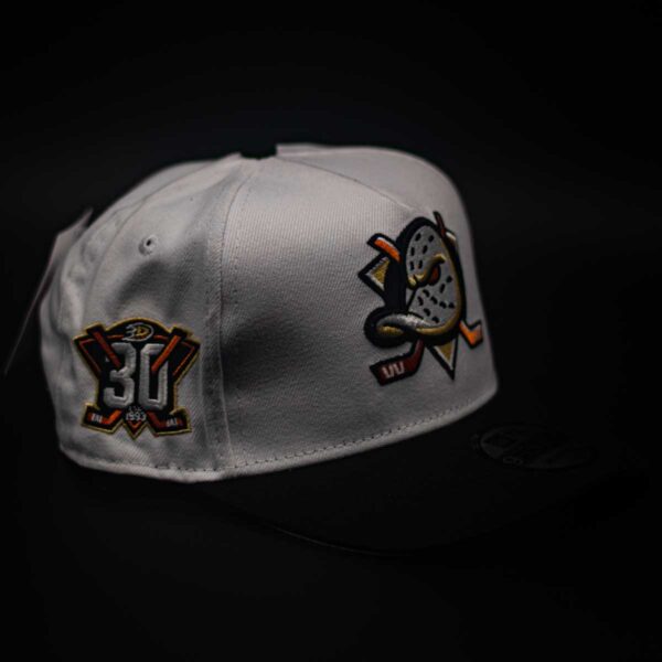 NEW ERA 9FORTY A-FRAME NHL ANAHEIM DUCKS 30TH ANNIVERSARY CHROME TWO TONE EDITION - Imagen 3