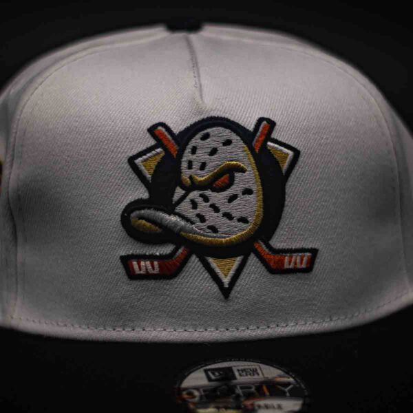 NEW ERA 9FORTY A-FRAME NHL ANAHEIM DUCKS 30TH ANNIVERSARY CHROME TWO TONE EDITION - Imagen 2