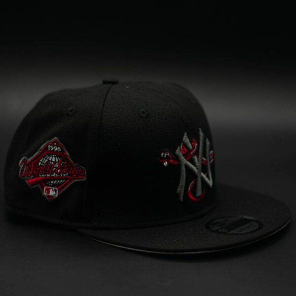NEW ERA 9FIFTY MLB NEW YORK YANKEES MLB WORLD SERIES 1996 ICON BLACK - Imagen 3