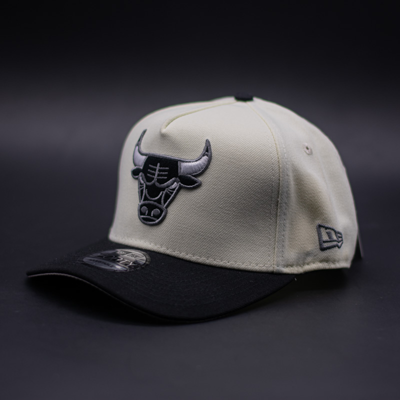 NEW ERA 9FORTY A-FRAME NBA CHICAGO BULLS CHROME TWO TONE METALLIC EDITION - Imagen 3