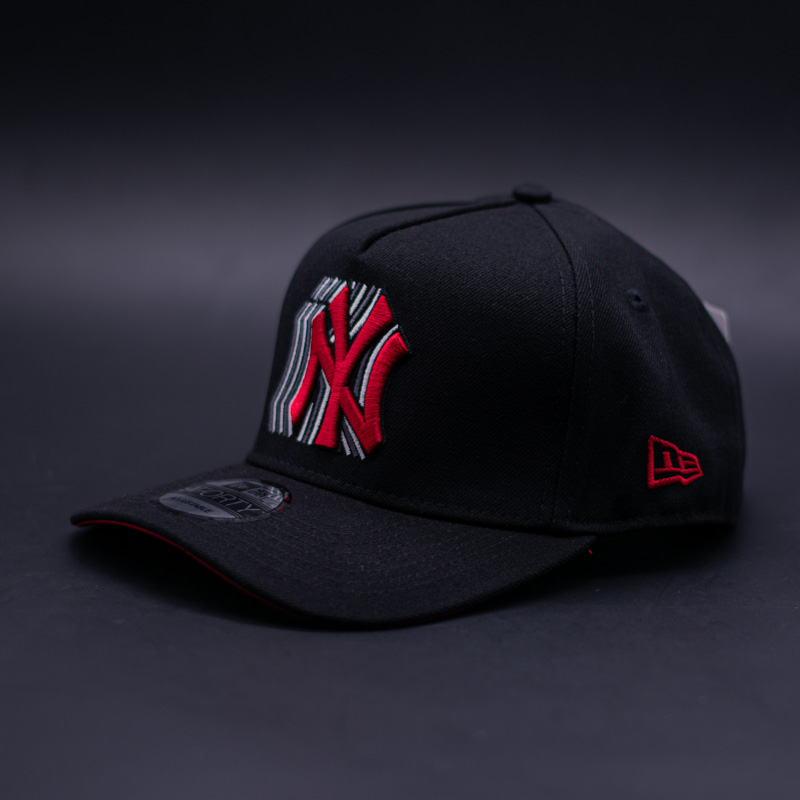 NEW ERA 9FORTY A-FRAME MLB NEW YORK YANKEES STADIUM ANNIVERSARY FADE BLACK RED EDITION - Imagen 3